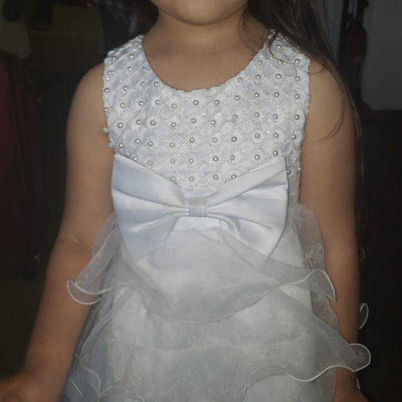 Adorable all white girls dressy dress! Size 4 - Picture 3 of 4